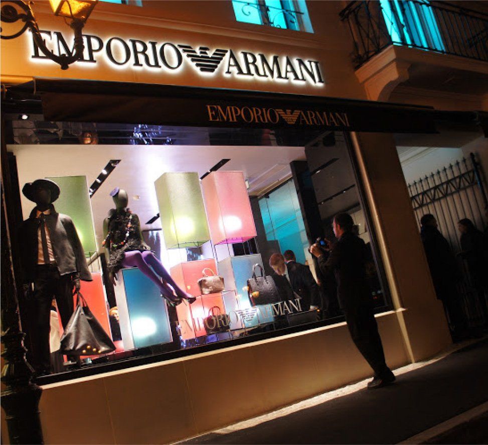 vetrina illuminata armani