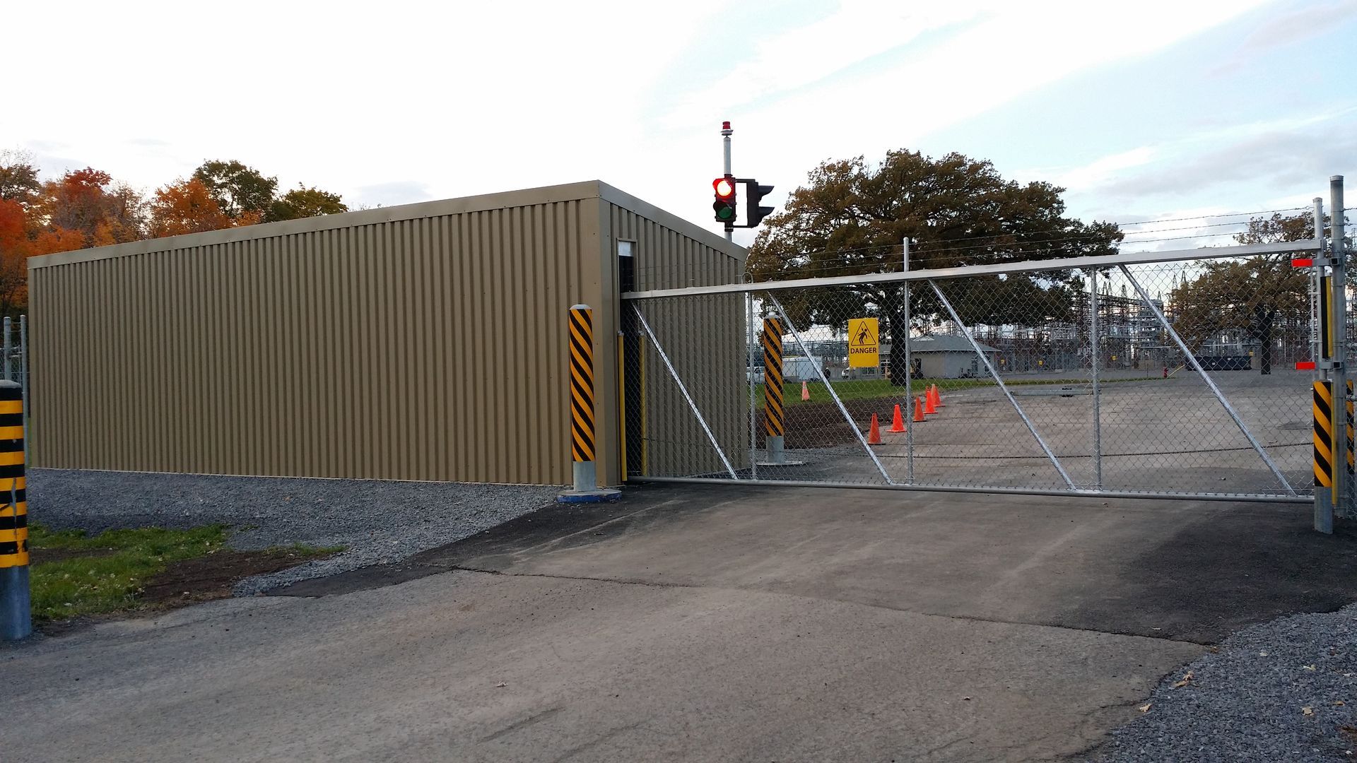 Un bâtiment métallique avec un portail coulissant devant lui