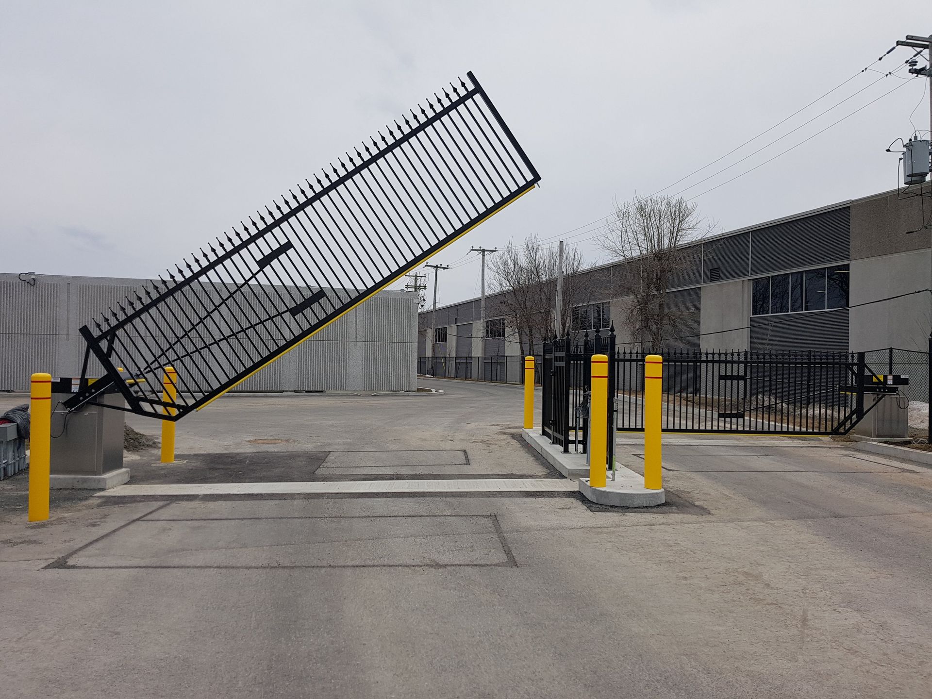 Une porte ouverte dans un parking