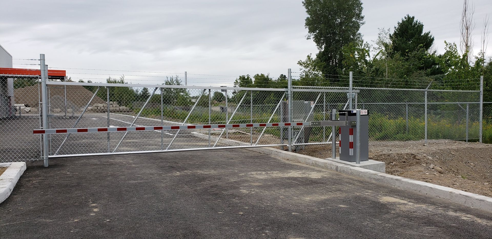 Une clôture à mailles losangées avec un portail fermé