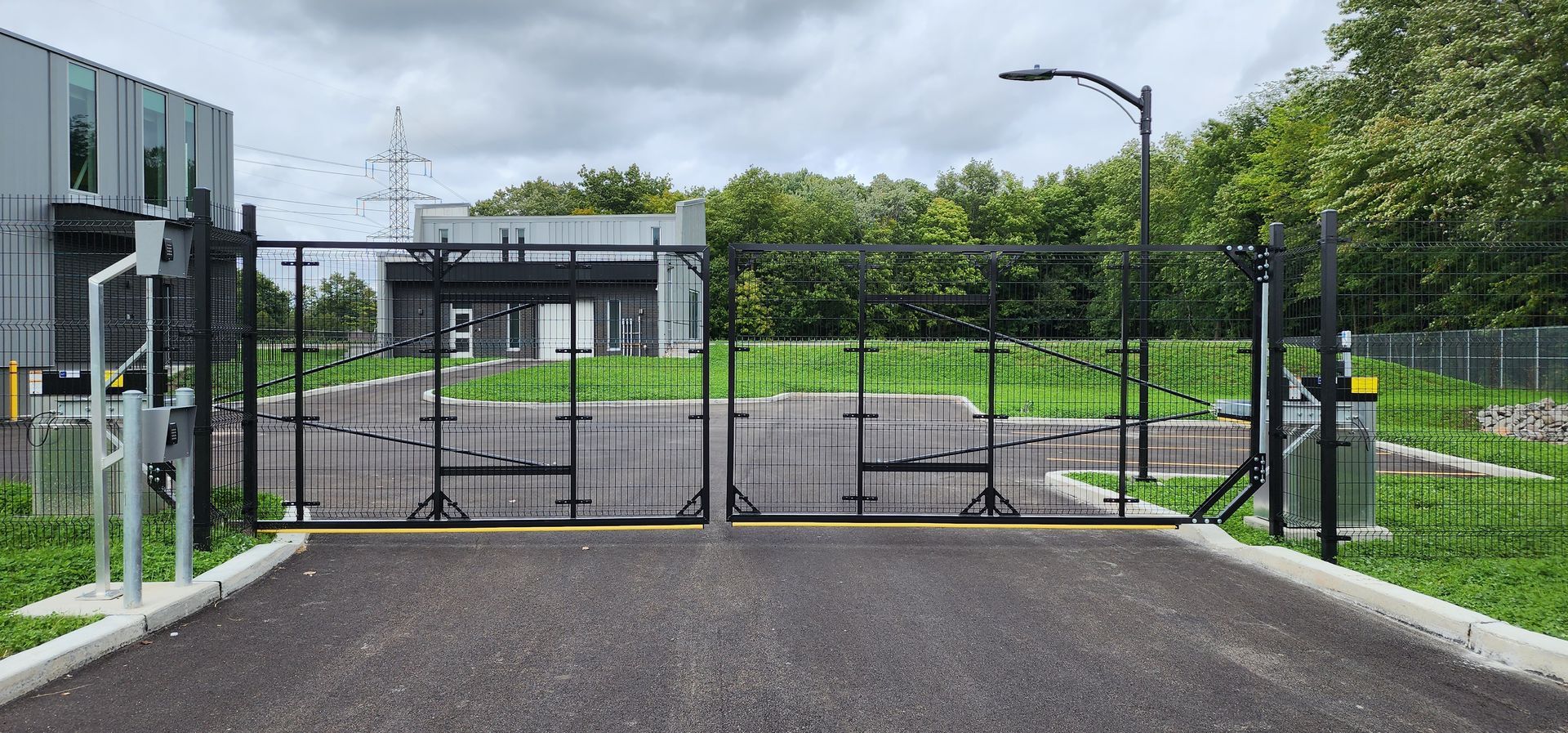 Une porte noire se trouve sur le bord d'une route.