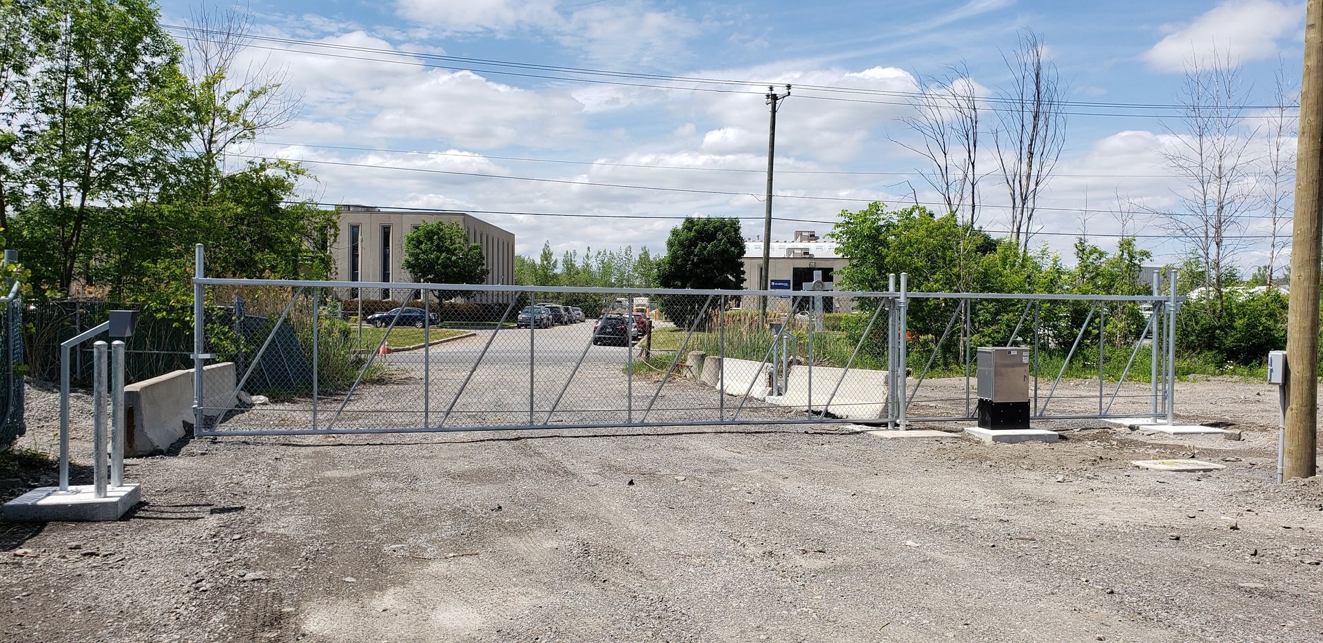 Il y a une porte au milieu d'un chemin de gravier.