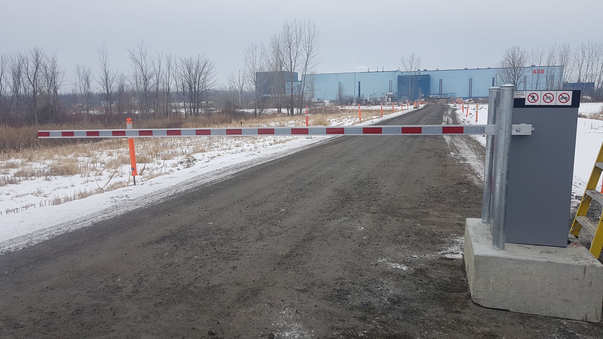 Une route avec une barrière sur le côté