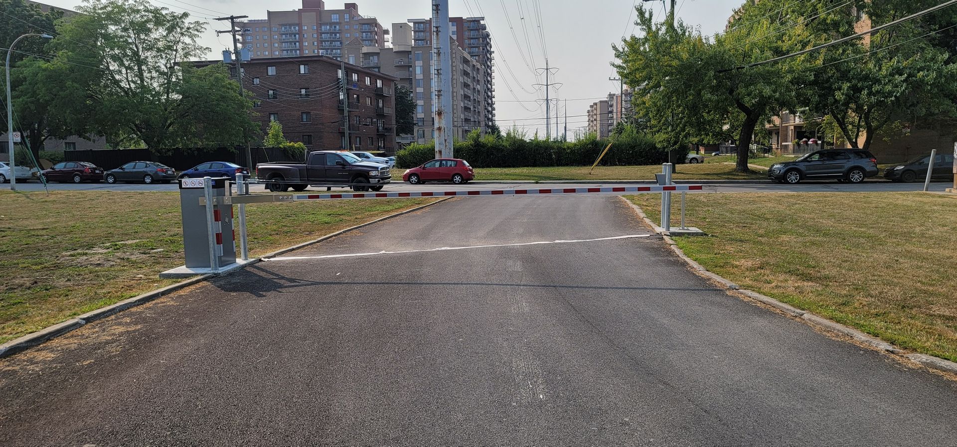 Un parking avec une barrière sur le côté de la route.