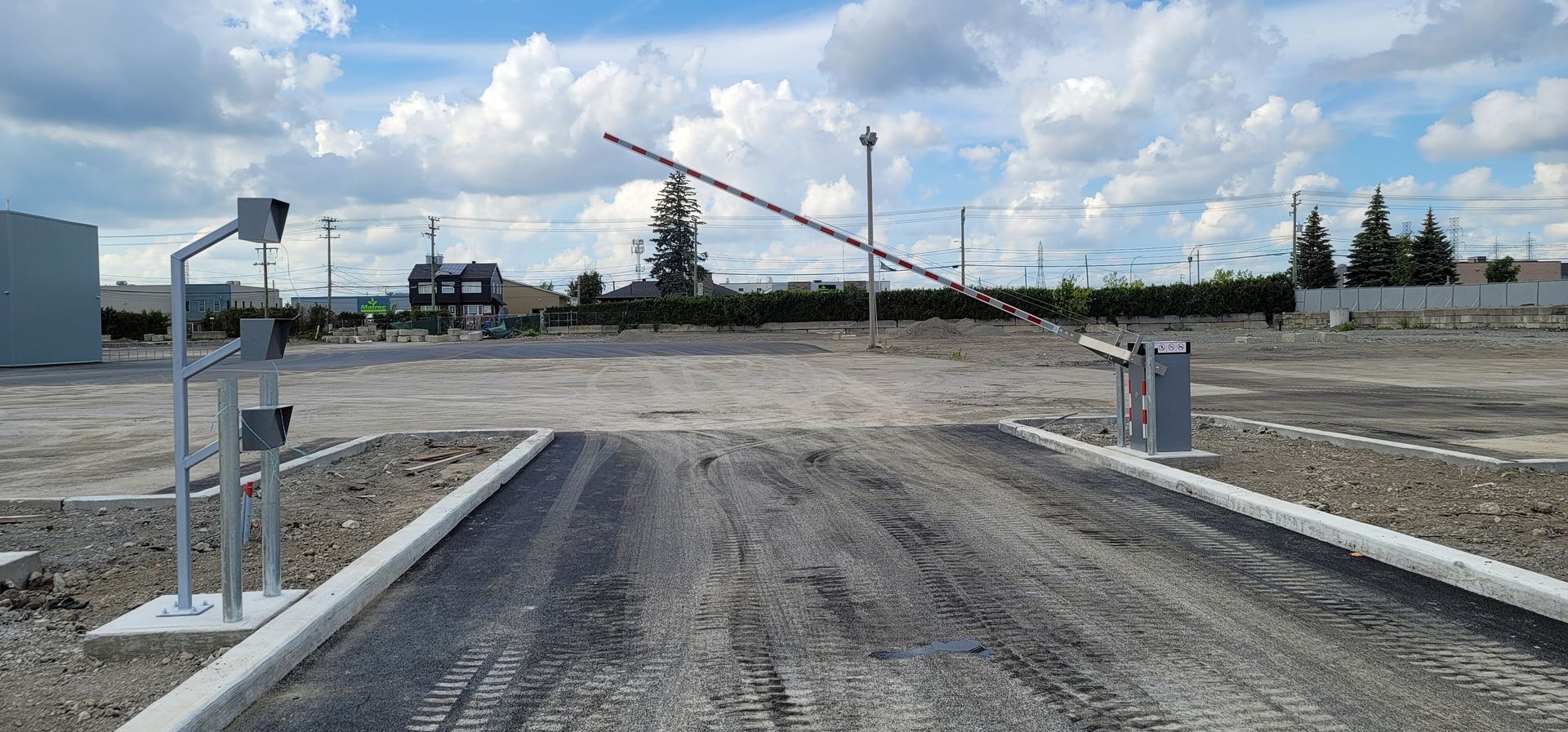 Un chemin de terre avec une barrière sur le côté.