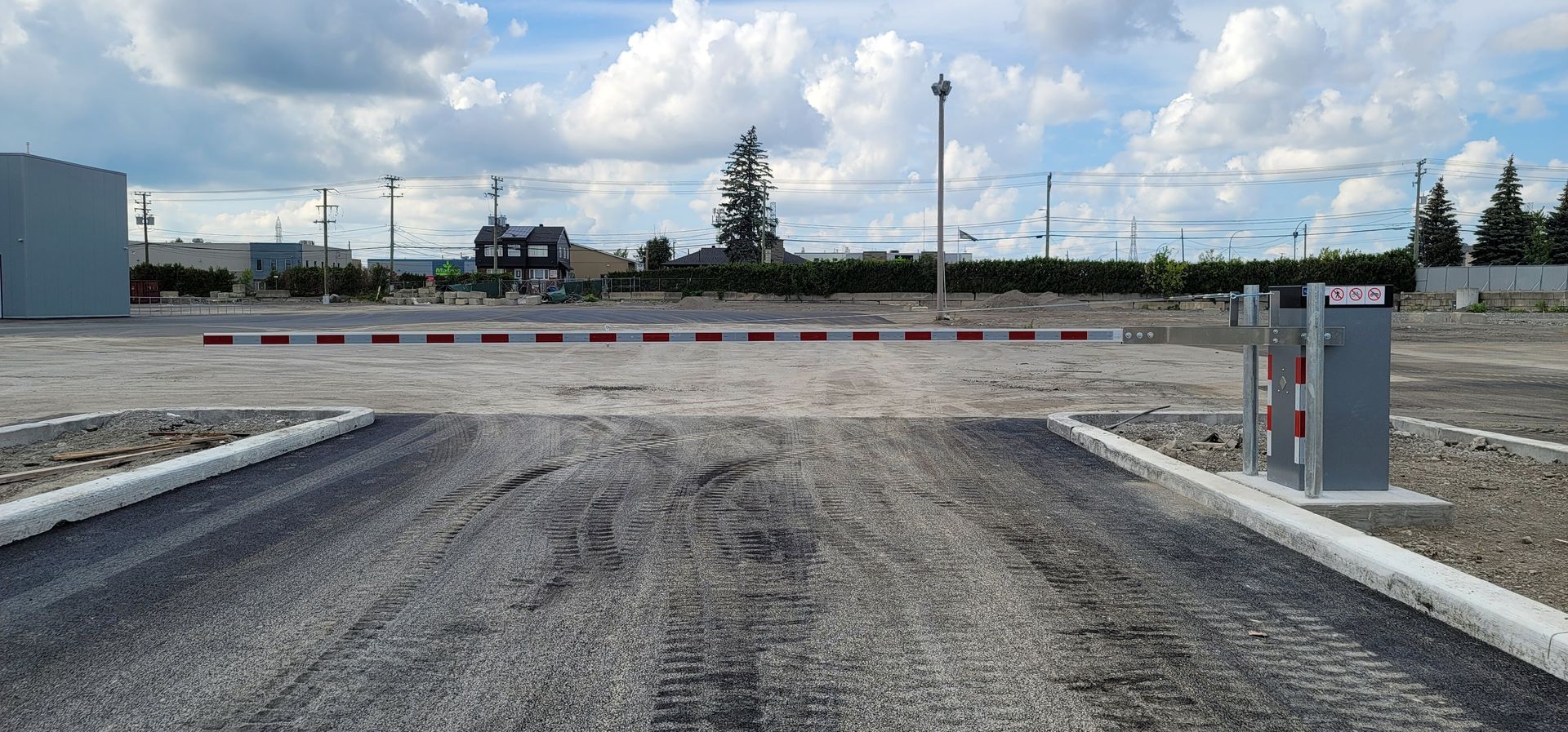 Un parking avec une barrière au milieu