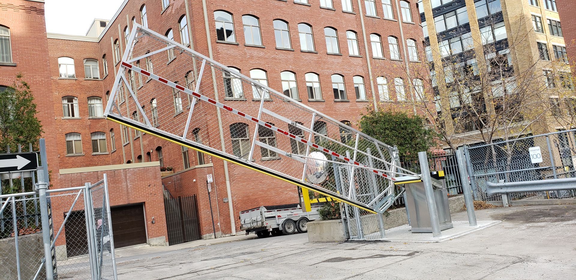 Un escalier est en cours de construction devant un bâtiment en briques.