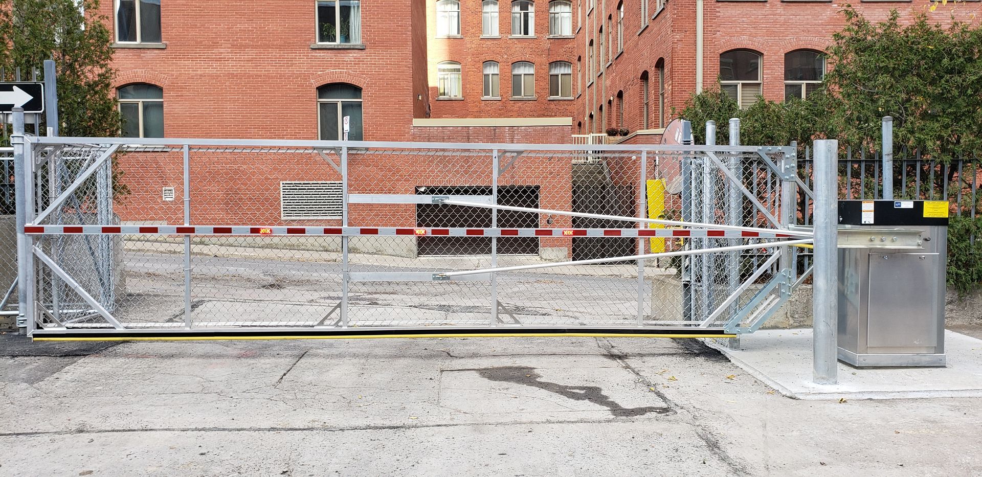 Un bâtiment en briques avec une porte coulissante devant