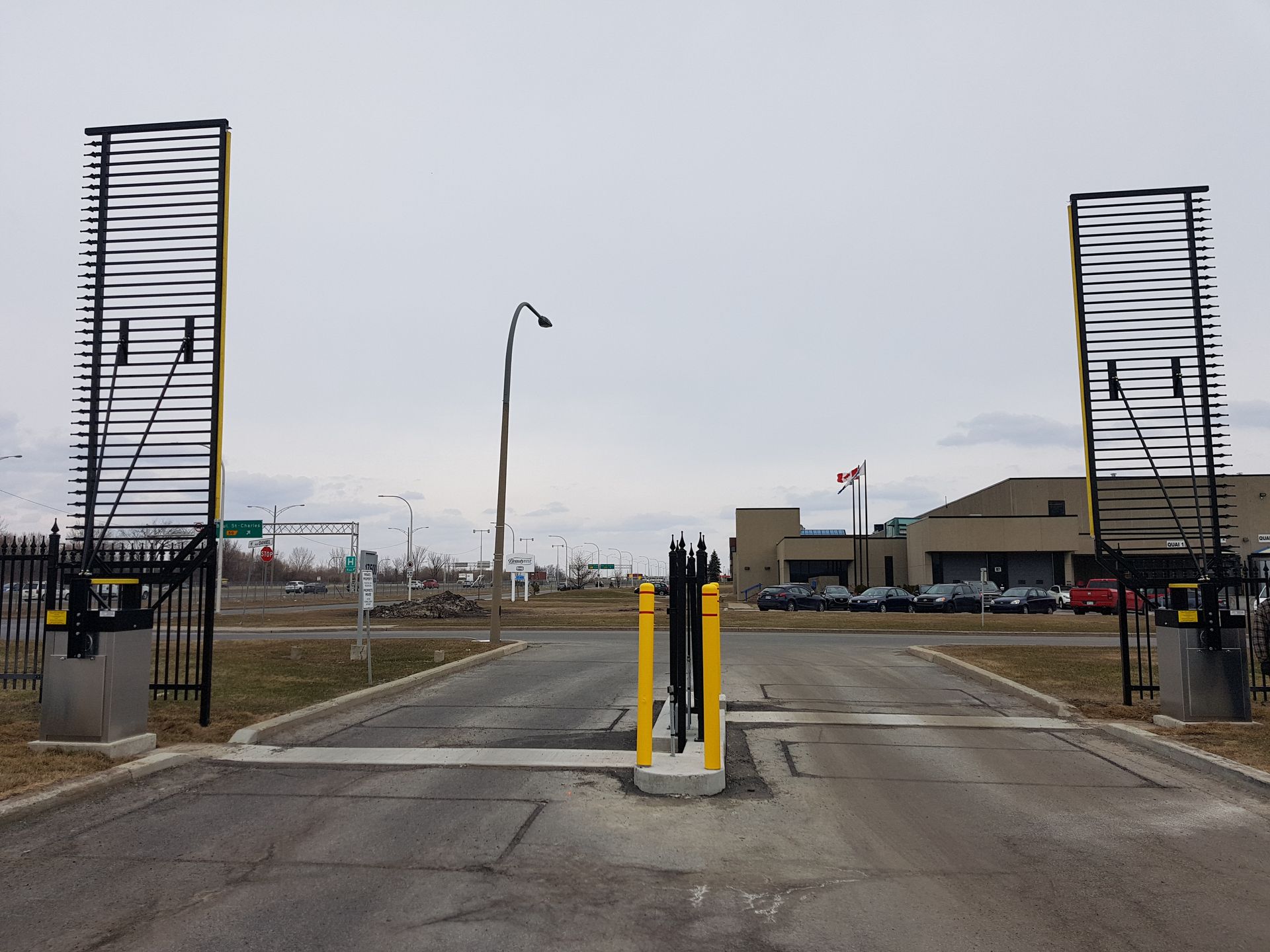 Une route avec une clôture et un panneau indiquant « a » dessus