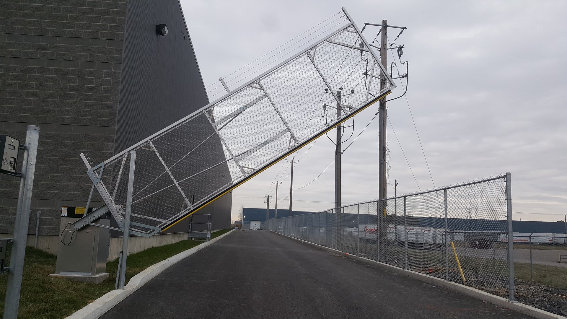 Une clôture cassée sur le bord d'une route