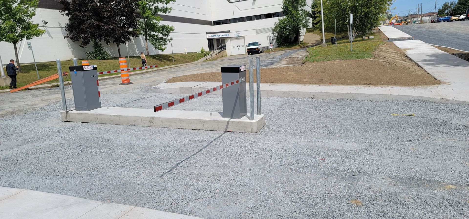 Une allée de gravier avec un portail au milieu.