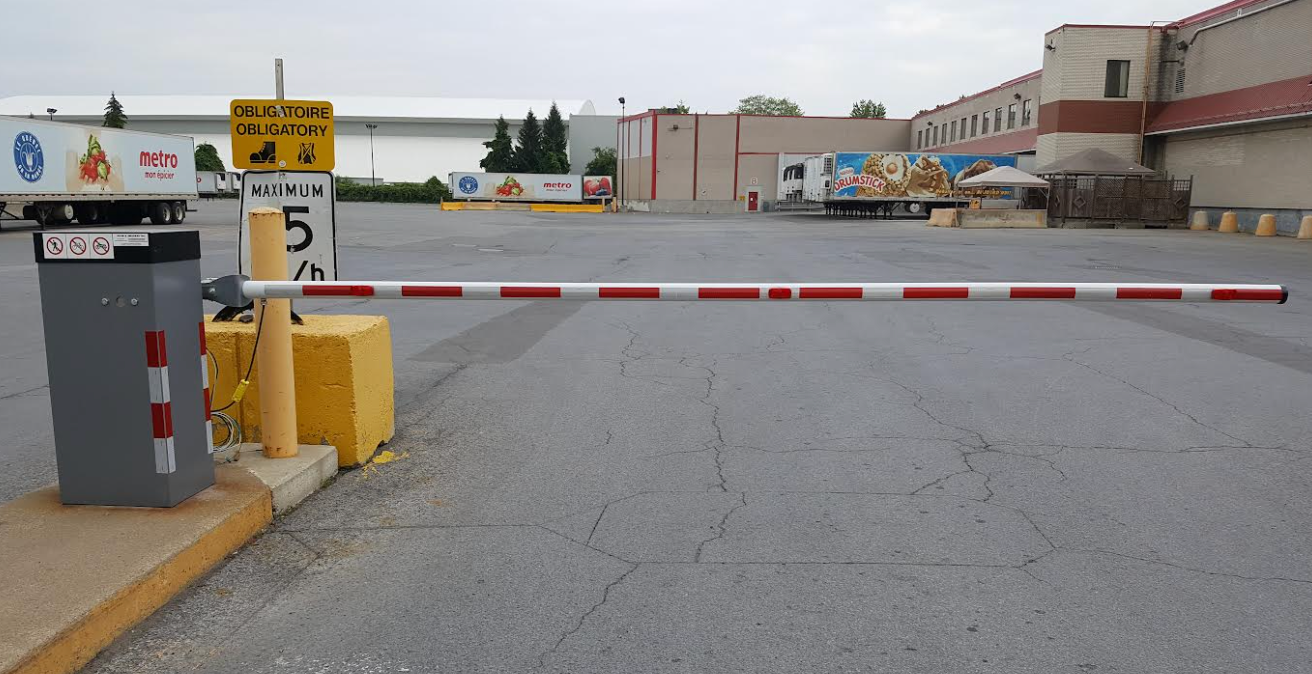 Un parking avec une barrière au milieu