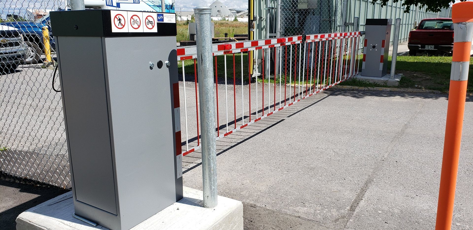 Une barrière est placée sur le côté de la route à côté d'une clôture.