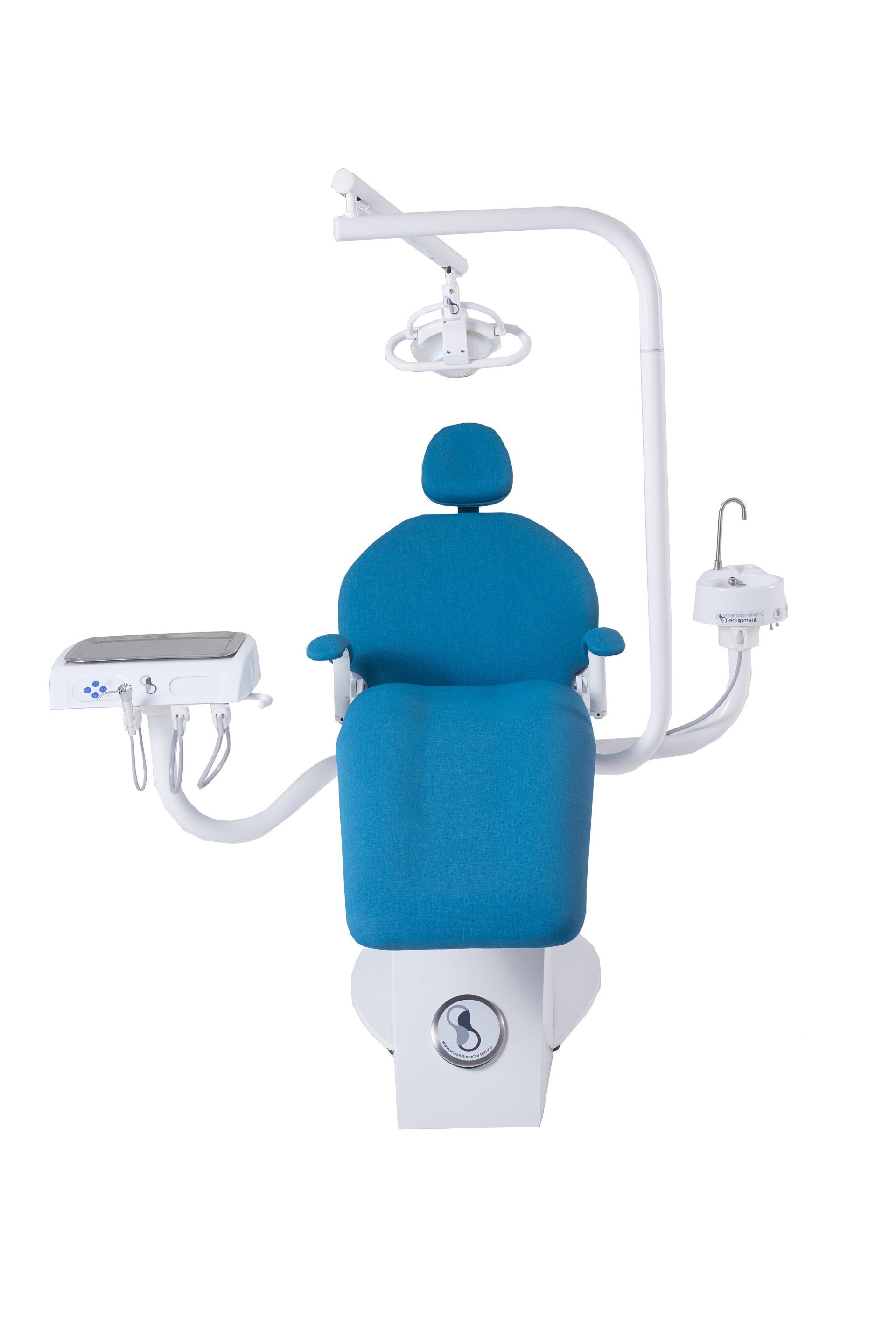 American Dental - Un sillón dental azul y blanco con una luz adherida.