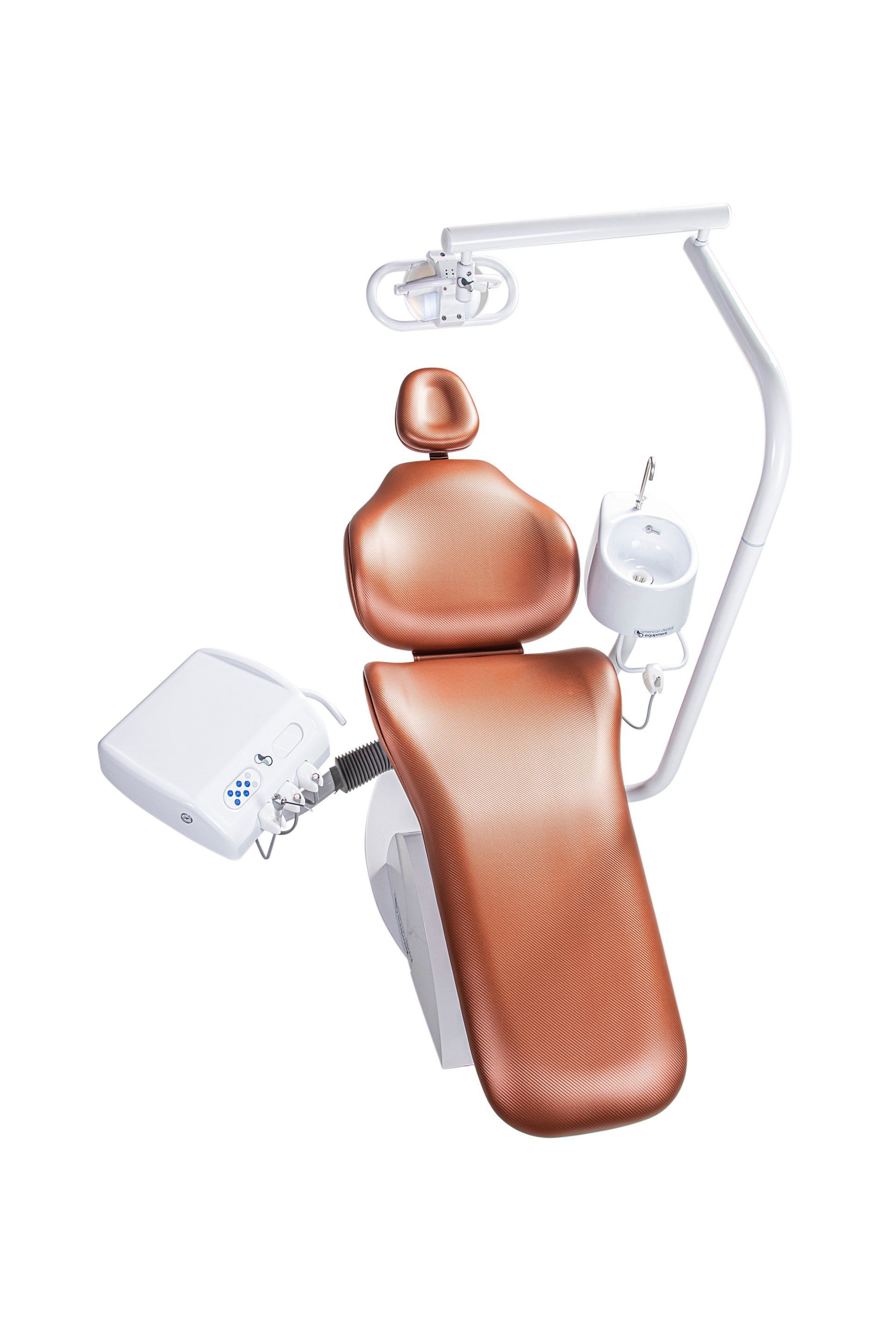 American Dental - Un sillón dental con una luz adherida sobre un fondo blanco.