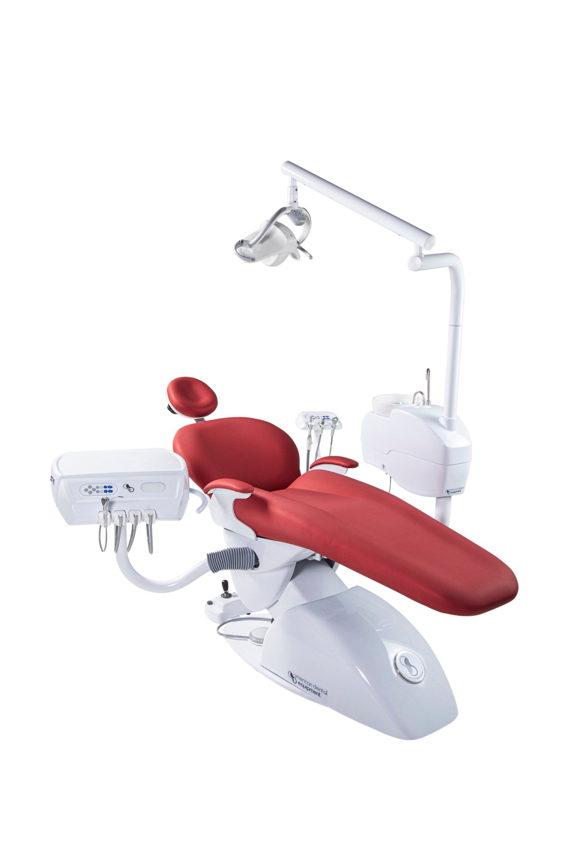 American Dental - Un sillón dental rojo y blanco con una luz adherida.