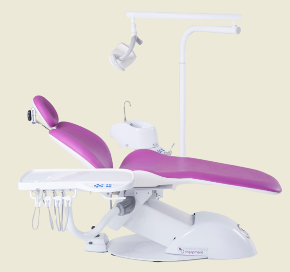 American Dental - Un sillón dental morado y blanco con una luz adherida