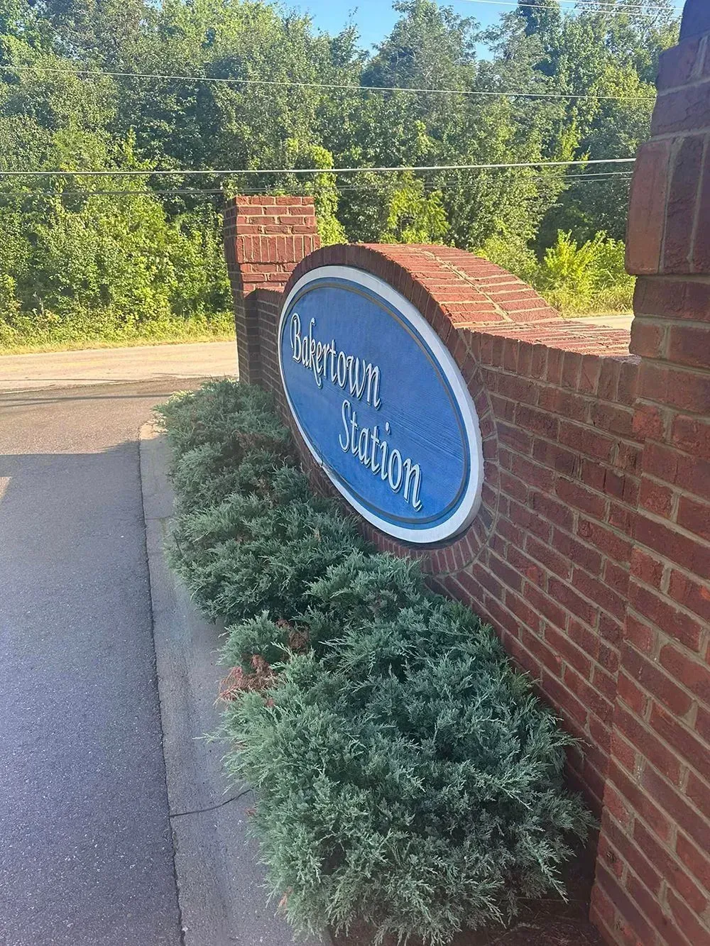 A blue, oval sign reading 
