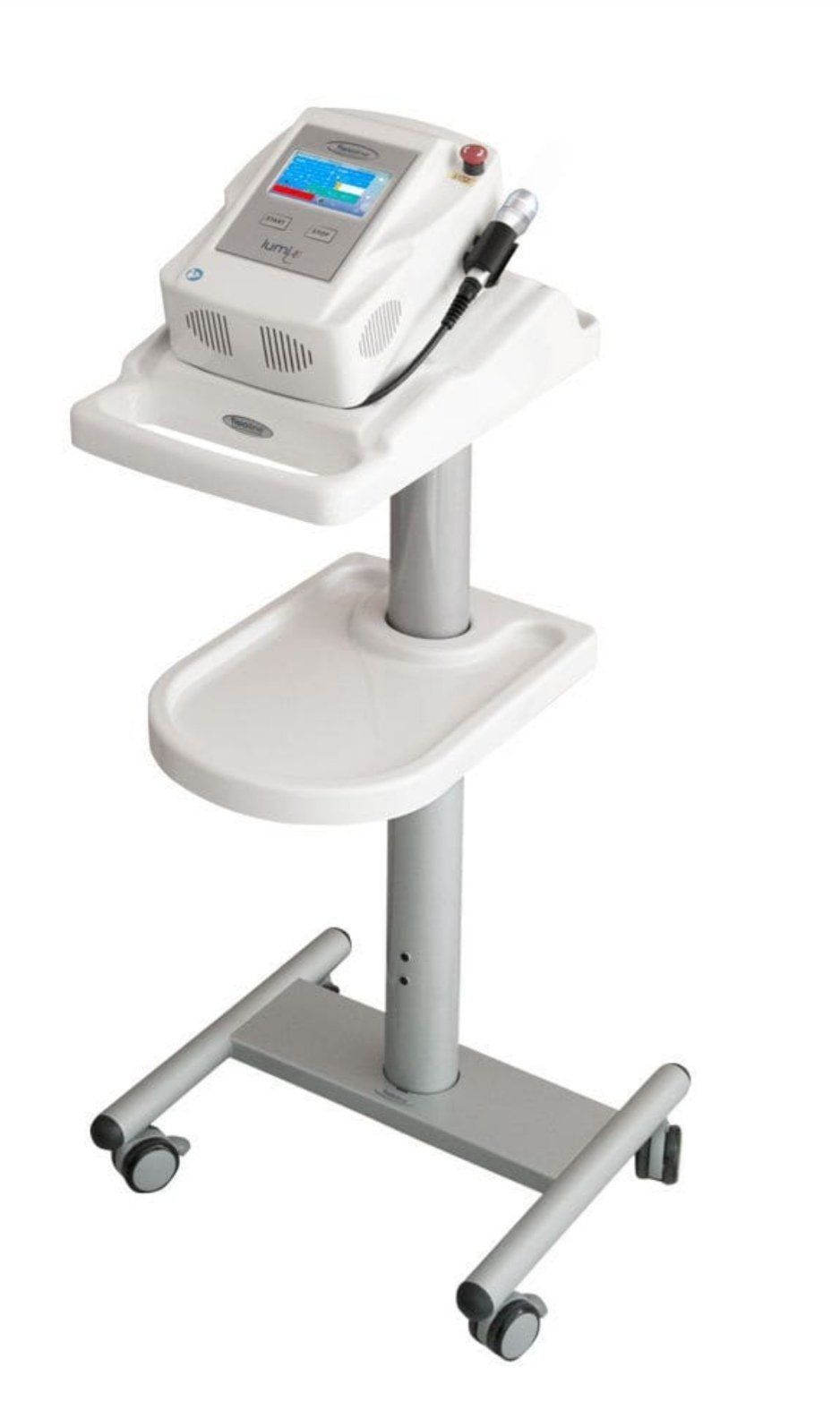 Una macchina è posizionata sopra un carrello con ruote.