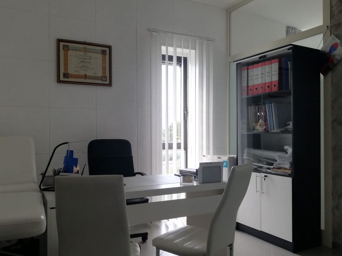 Uno studio medico con scrivania e sedie