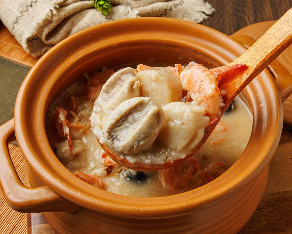 一碗湯,裡面有一個木湯匙。