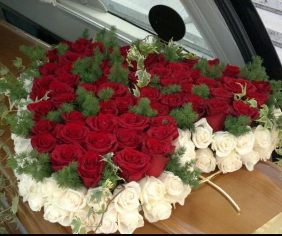 Copribara con rose bianche e rosse