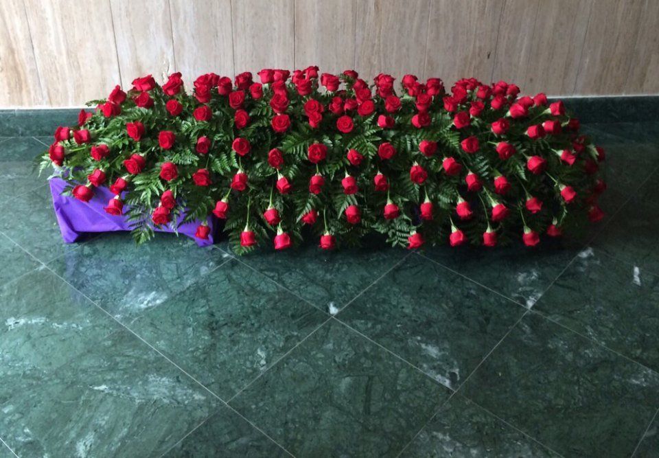 Raffinato copribara con rose rosse