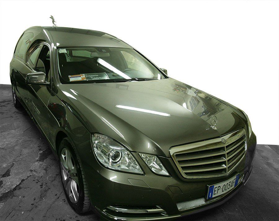 Nuova autofunebre Mercedes