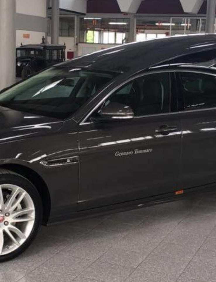 Auto per il trasporto della salma