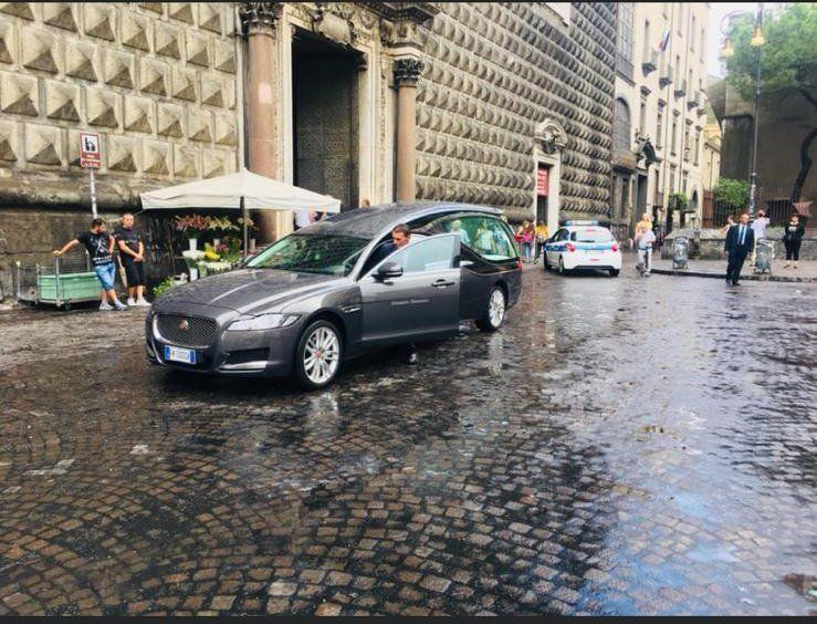 Elegante carro funebre
