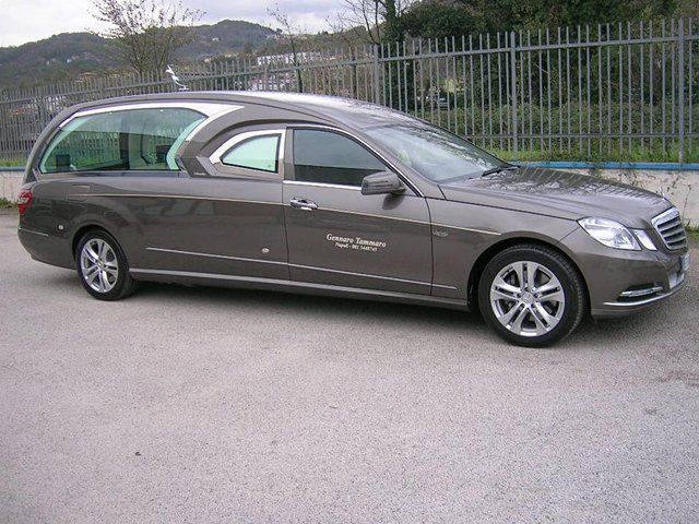 Auto per trasporti funebri nazionali e internazionali