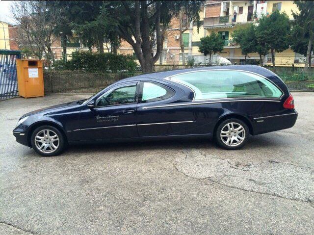 Carro funebre dell'impresa di pompe funebri