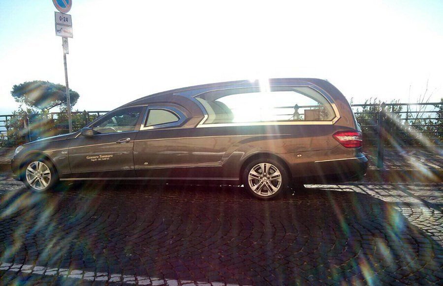 Moderno e attrezzato carro funebre