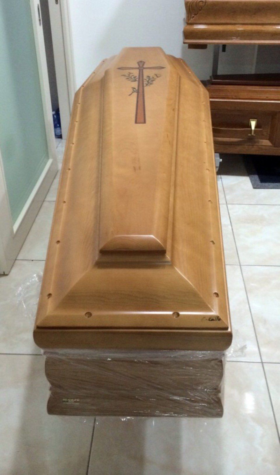 Cassa funebre con crocifisso