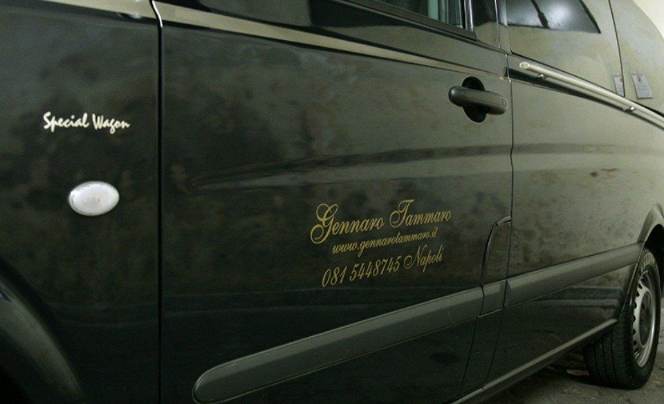 Mezzo dell'agenzia di onoranze funebri