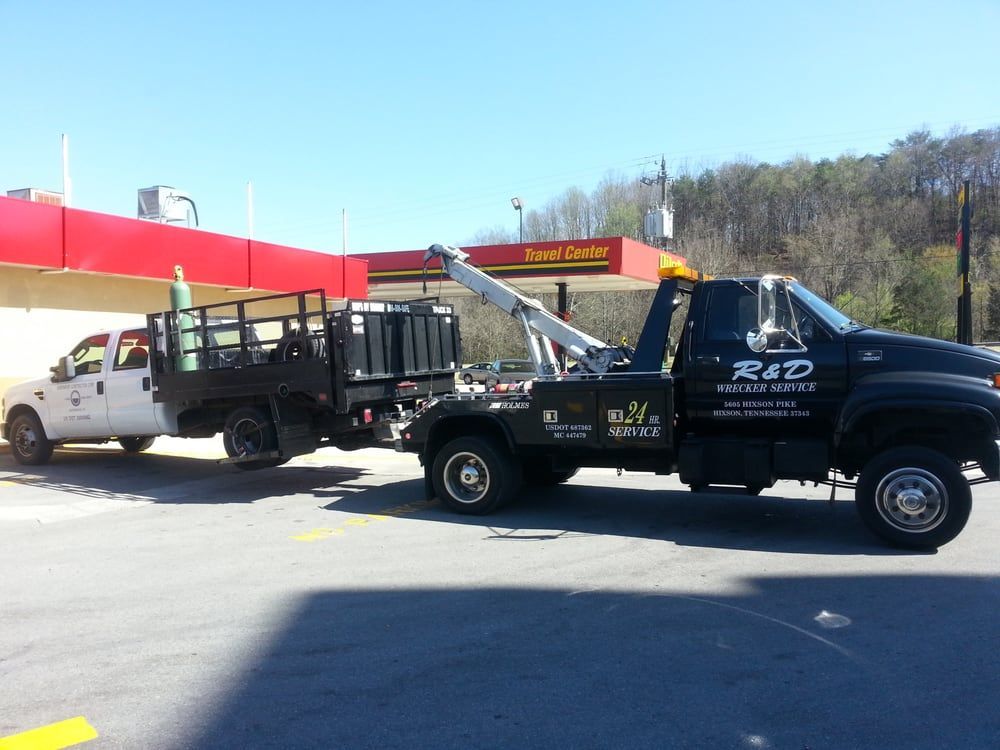 A tow truck that says r & d on it