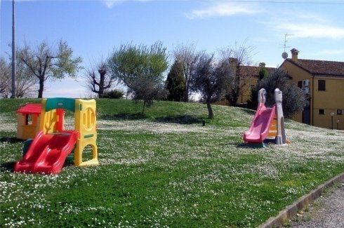 area per bambini nel giardino del ristorante agriturismo