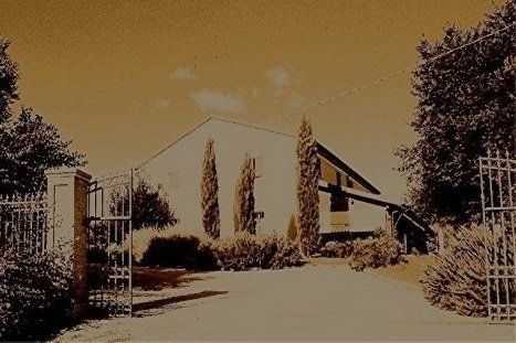 cancello d'ingresso dell'agriturismo marchigiano