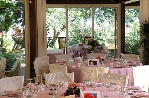 sala allestita per un ricevimento di nozze