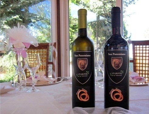 tavolo con bottiglie di vini locali per cerimonie