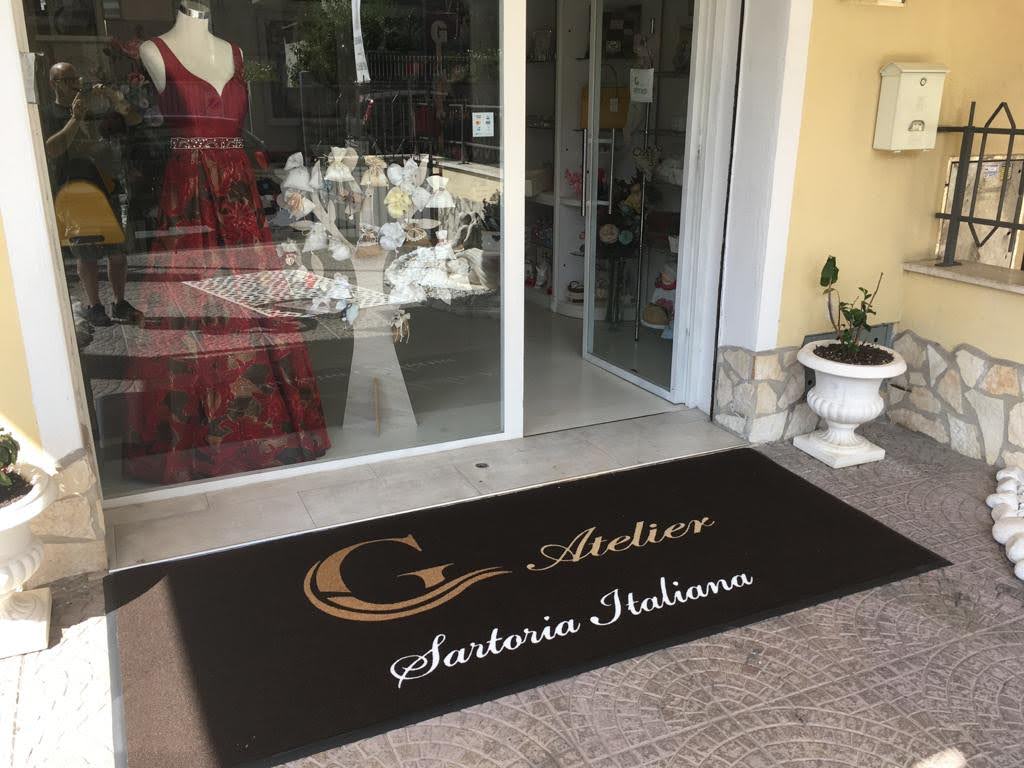 tappeto personalizzato davanti a un negozio