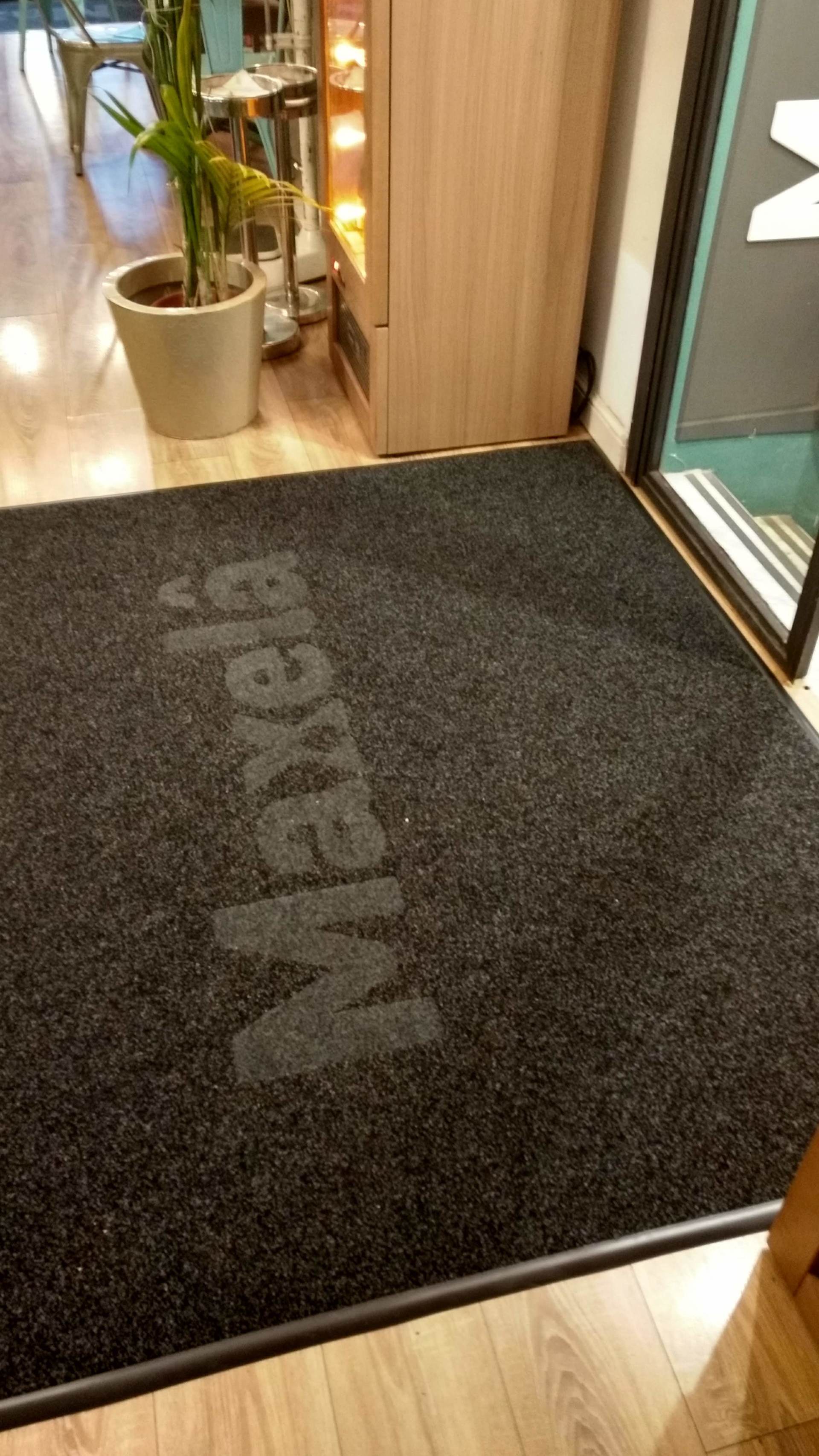 tappeto in pvc all'ingresso di showroom Miele