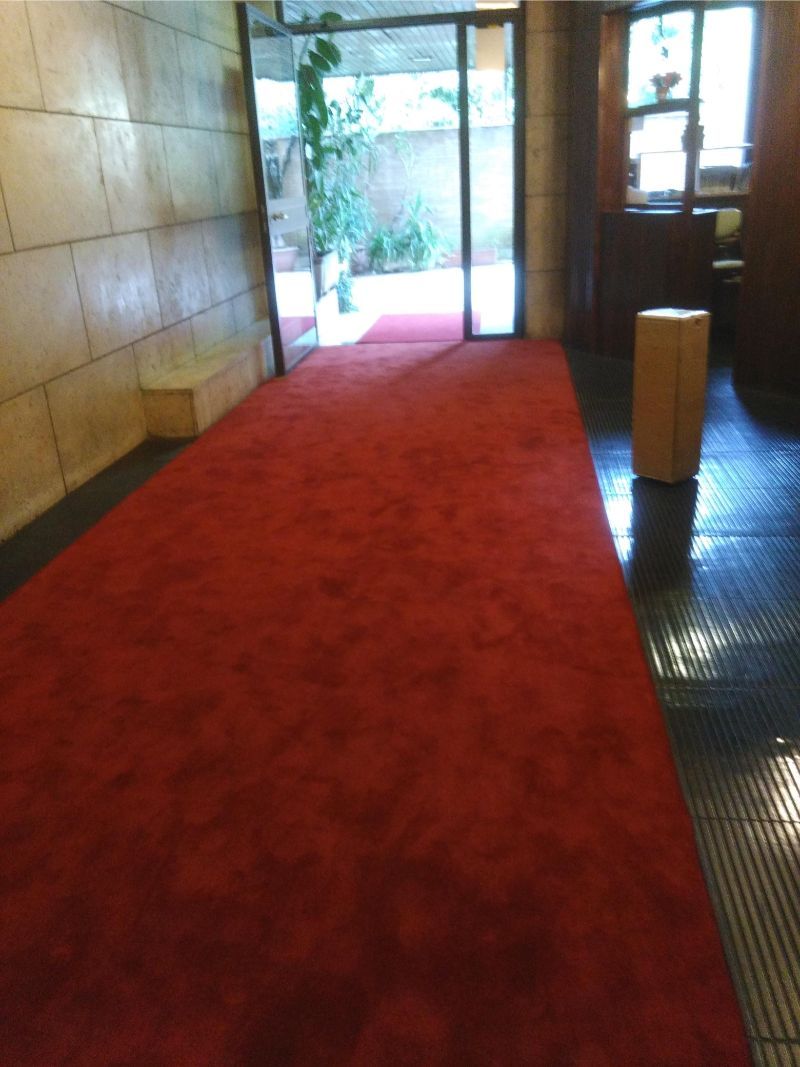 tappeto rosso in una hall di albergo