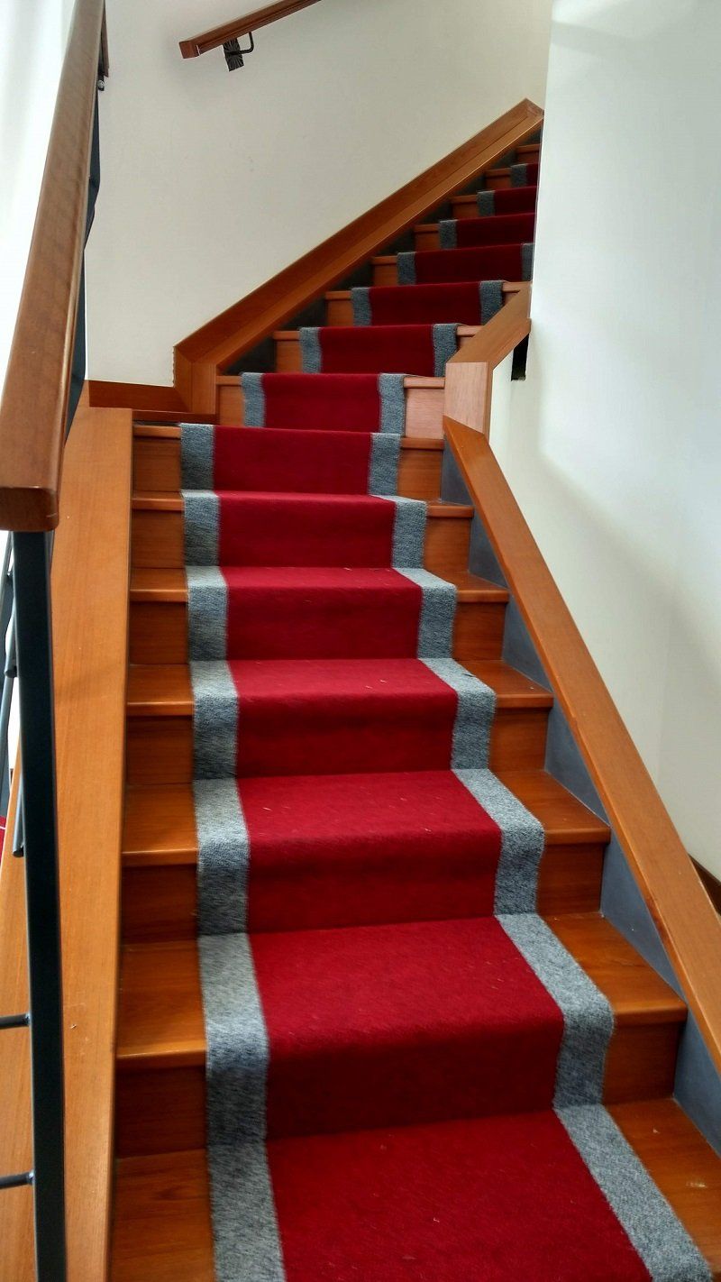 tappeto per coprire le scale in rosso e argento
