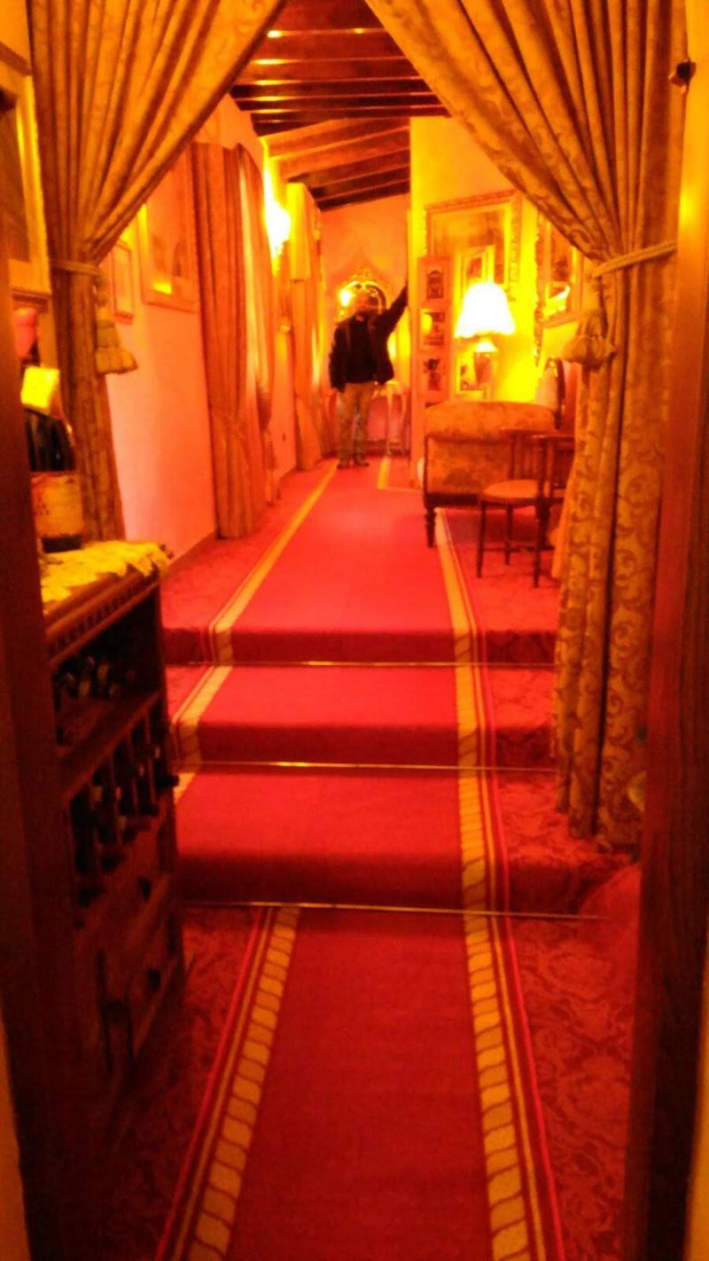 moquette rossa su corridoio di un albergo
