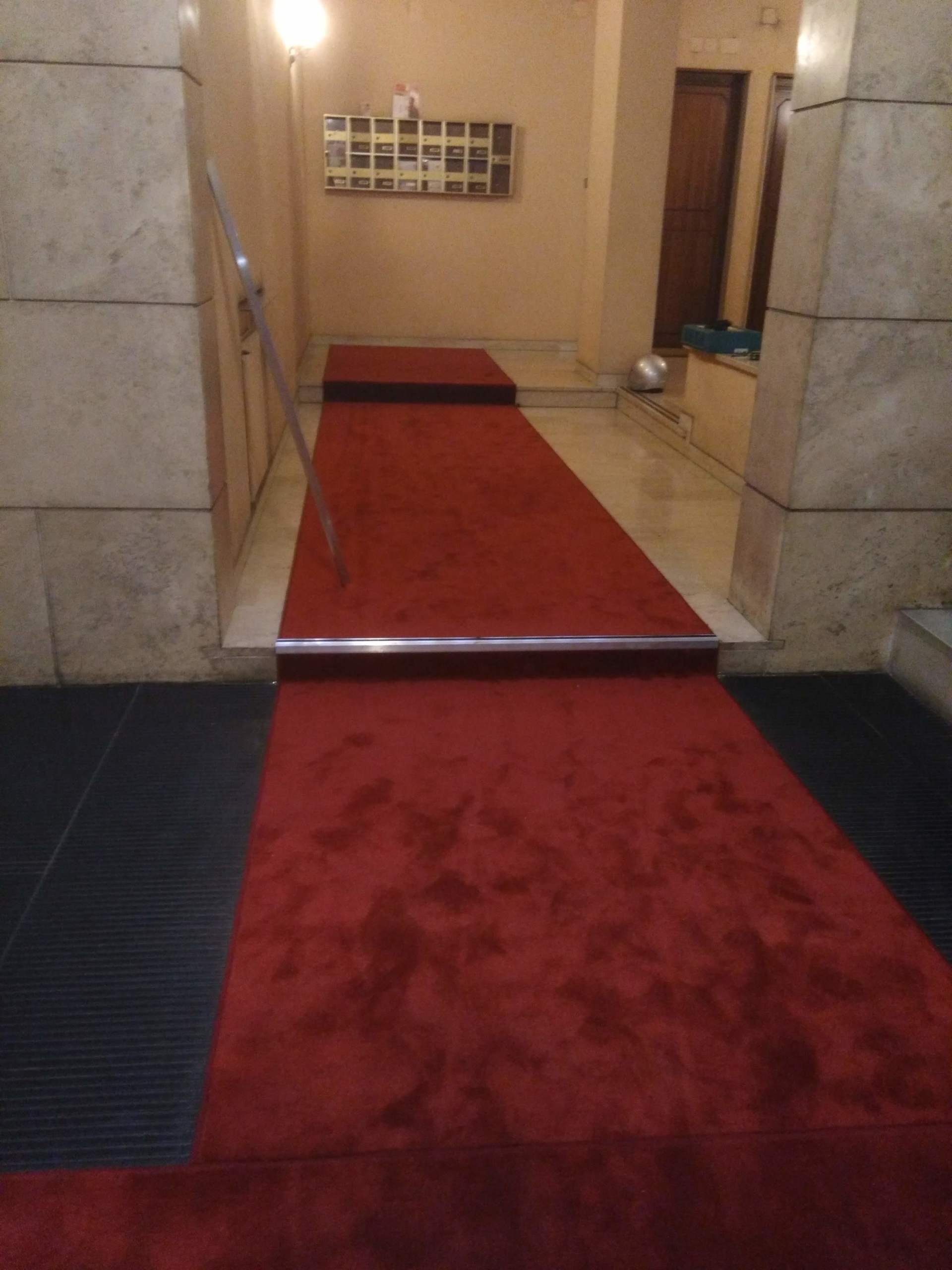 zerbino rosso posto all'ingresso di un albergo