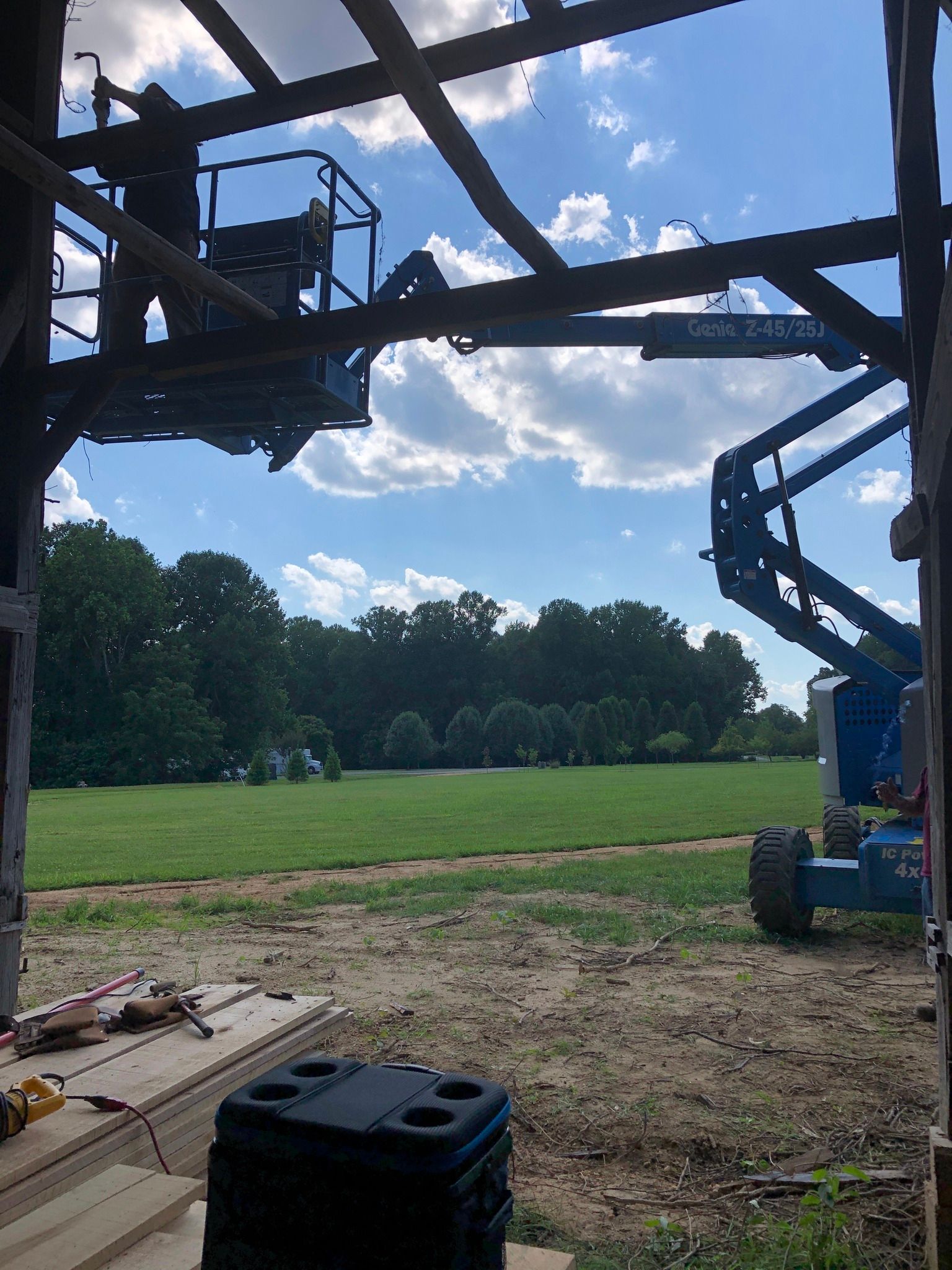A blue lift with the word genie on it