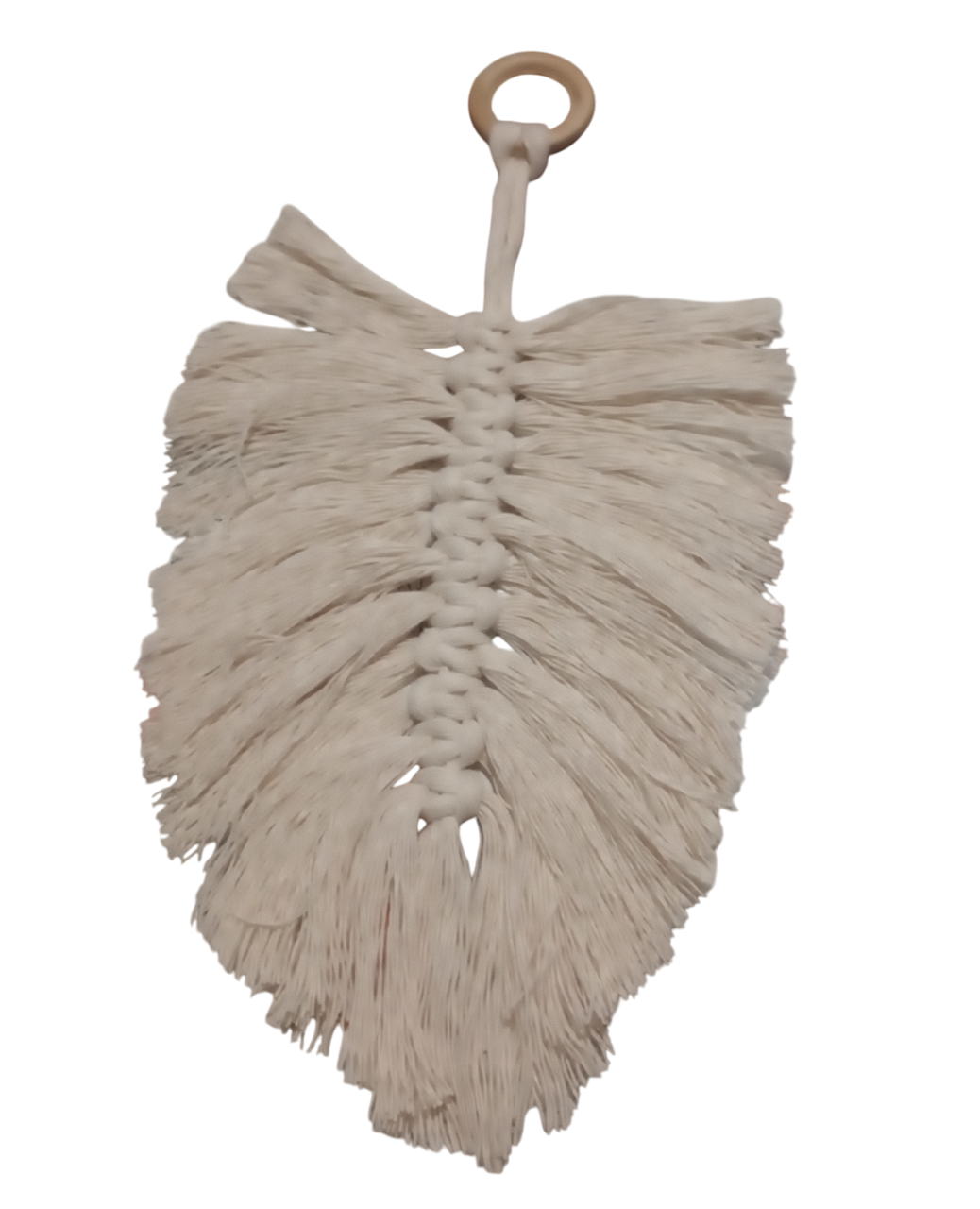 Una pluma blanca con mango de madera sobre un fondo blanco.