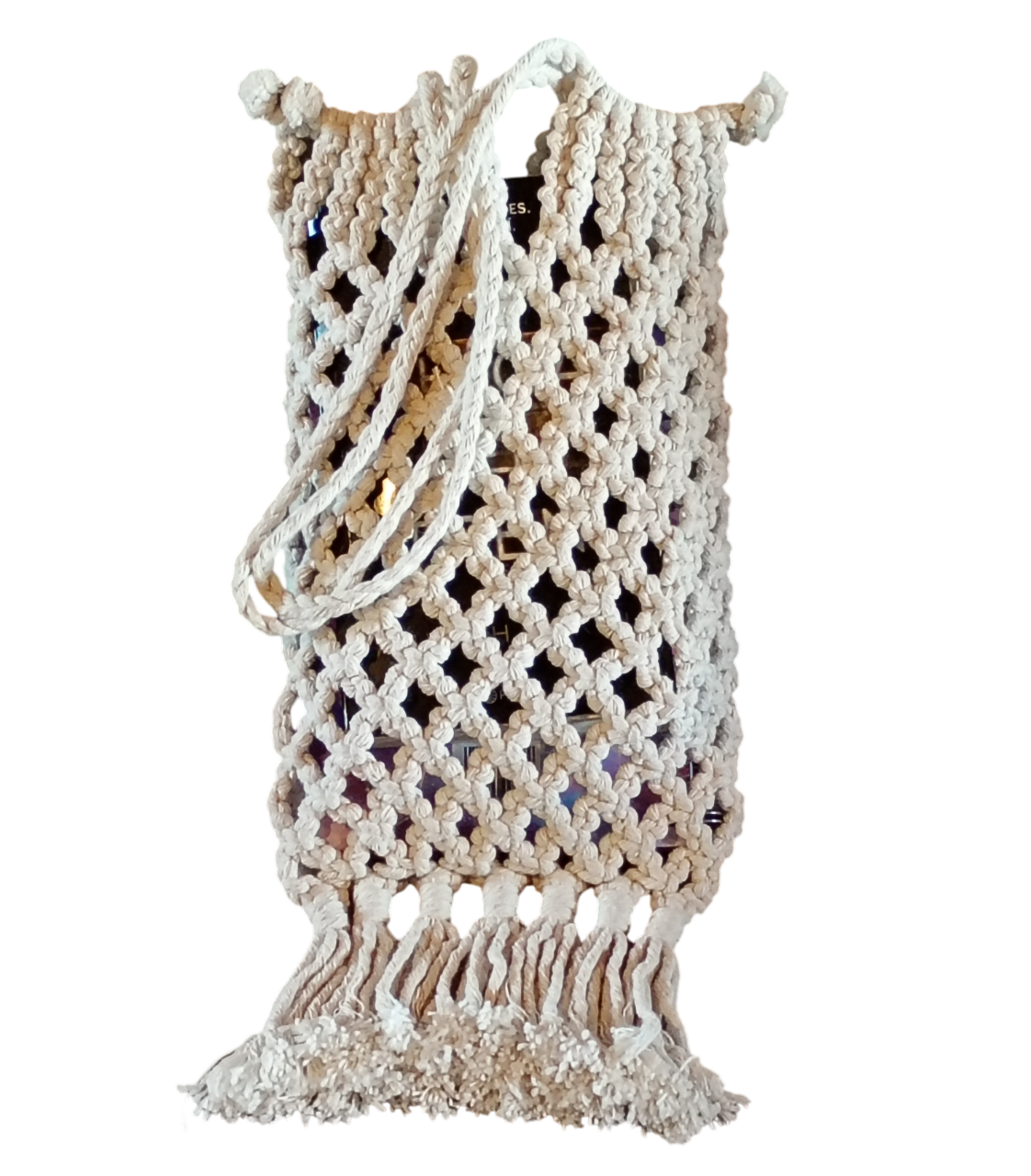 Un bolso de ganchillo blanco con un asa larga sobre un fondo blanco.