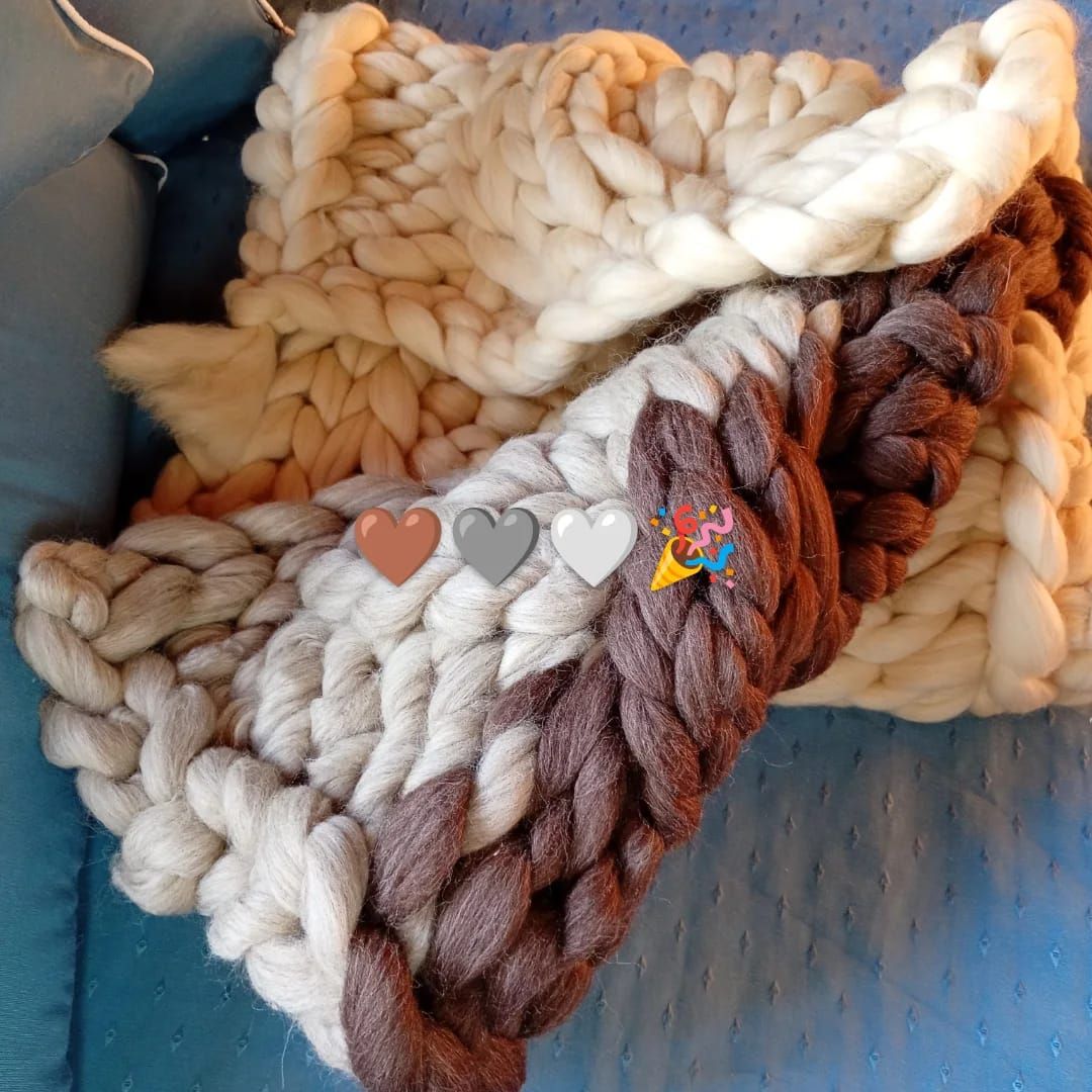 Un primer plano de una bufanda de punto marrón sobre un fondo blanco.